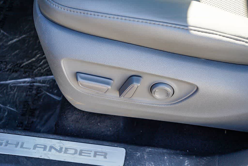 Thumbnail: 2022 Toyota Highlander - 24