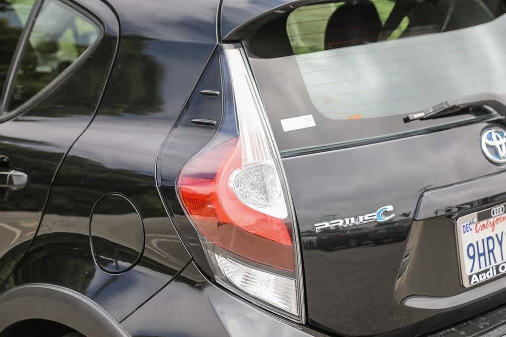 Thumbnail: 2018 Toyota Prius c - 8