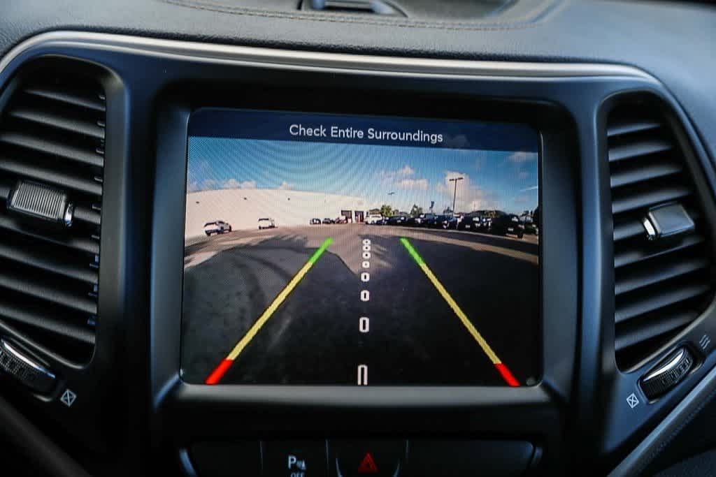 Thumbnail: 2018 Jeep Cherokee - 21