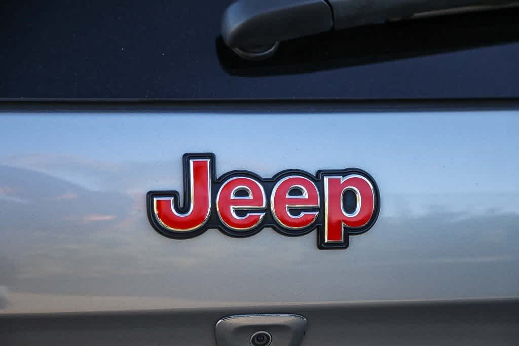 Thumbnail: 2018 Jeep Cherokee - 21