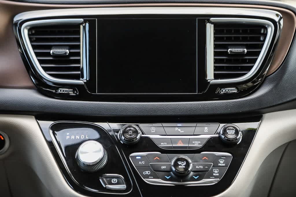 Thumbnail: 2019 Chrysler Pacifica - 13