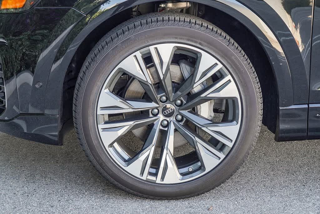 Thumbnail: 2026 Audi Q8 - 10