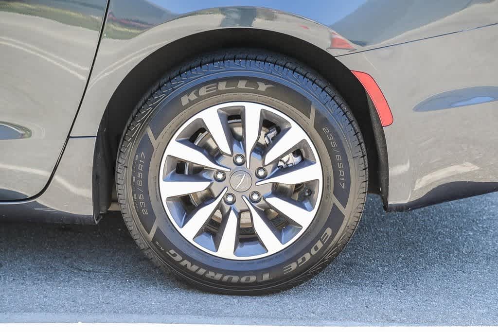 Thumbnail: 2021 Chrysler Pacifica - 10