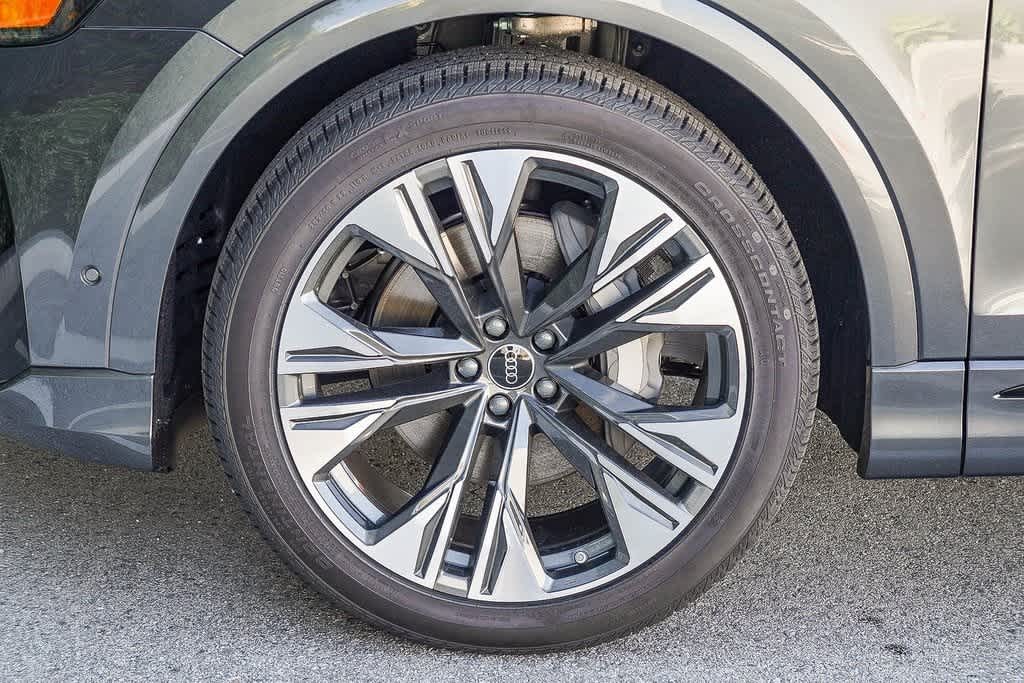 Thumbnail: 2026 Audi Q8 - 10