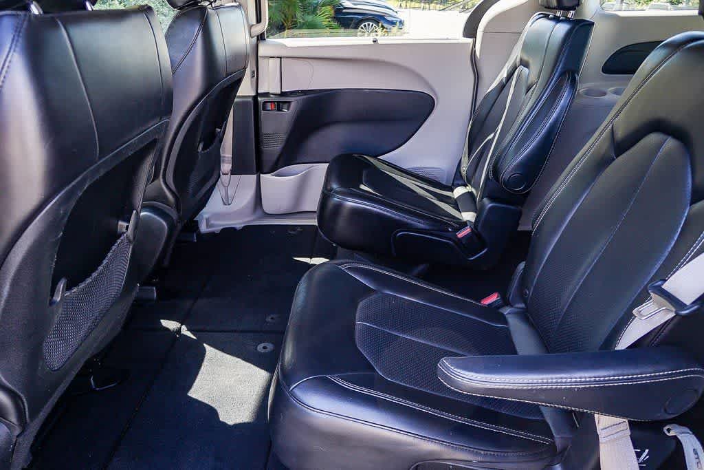 Thumbnail: 2020 Chrysler Voyager - 20