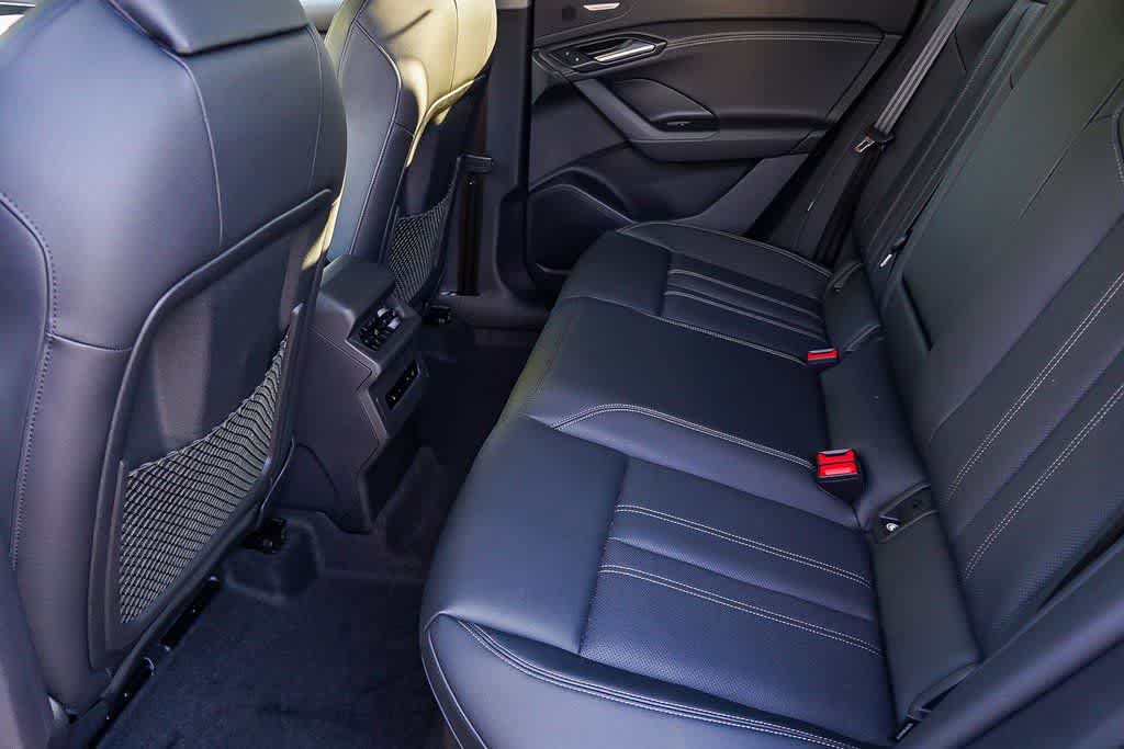 Thumbnail: 2025 Audi Q6 e-tron - 20