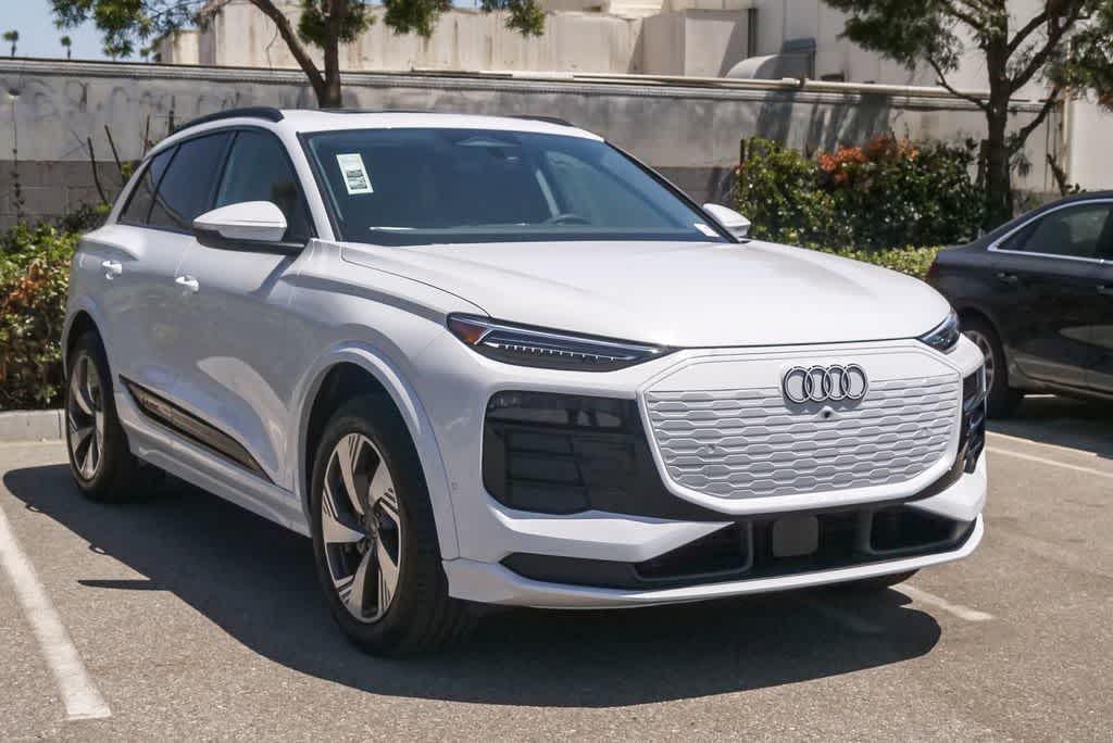 Thumbnail: 2025 Audi Q6 e-tron - 3