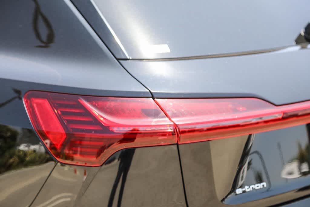 Thumbnail: 2022 Audi e-tron - 8