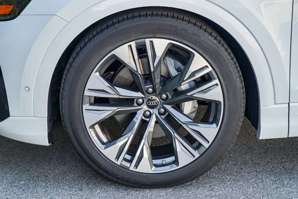 Thumbnail: 2026 Audi Q8 - 10