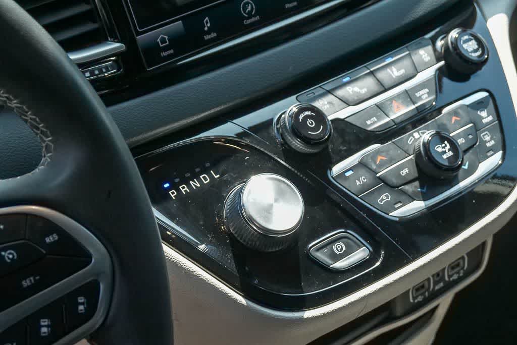 Thumbnail: 2023 Chrysler Pacifica - 18