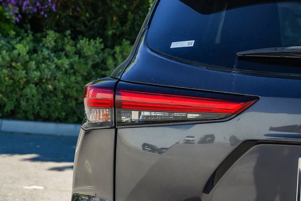 Thumbnail: 2022 Toyota Highlander - 7