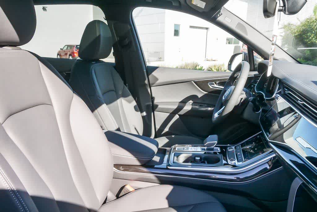 Thumbnail: 2026 Audi Q7 - 16