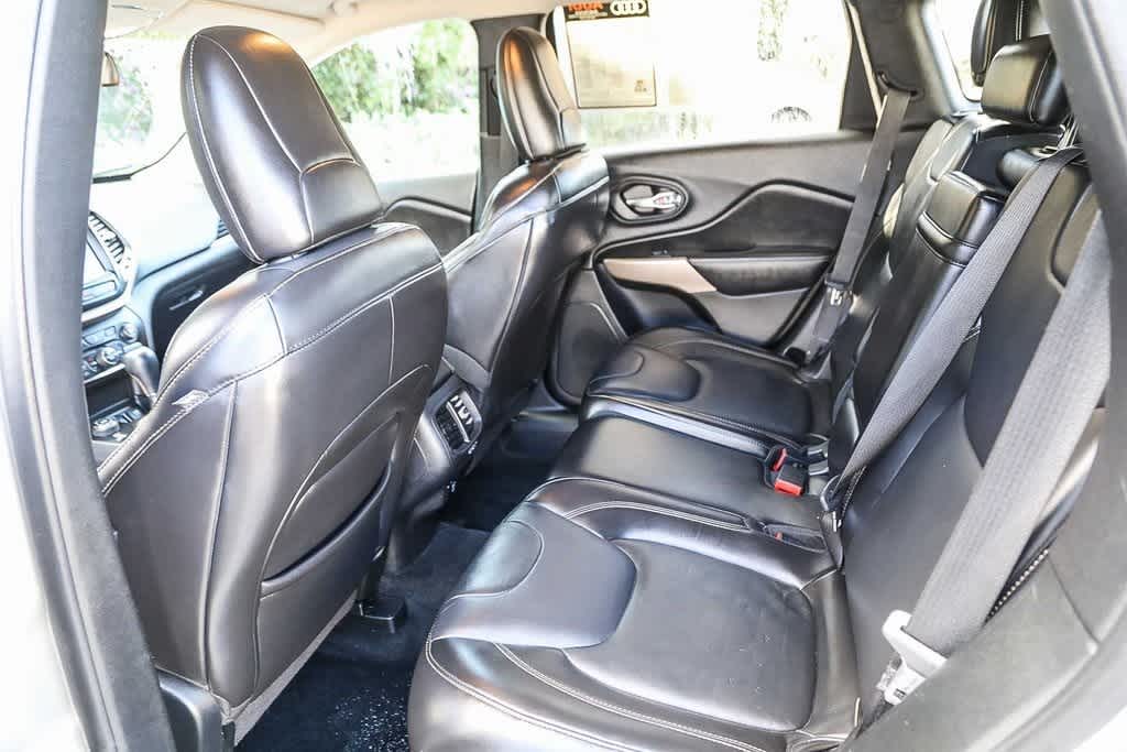 Thumbnail: 2018 Jeep Cherokee - 16