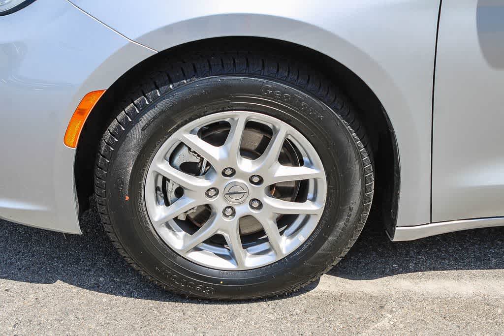 Thumbnail: 2023 Chrysler Pacifica - 5