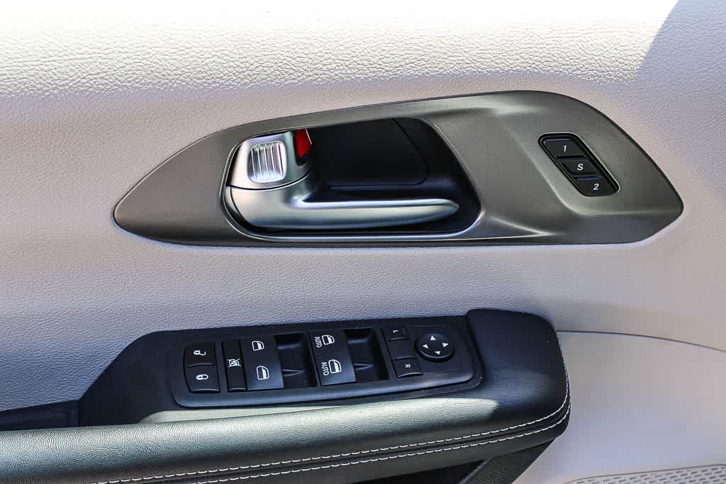 Thumbnail: 2023 Chrysler Pacifica - 19