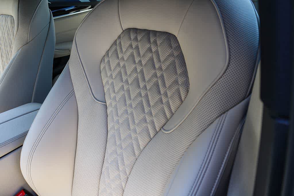 Thumbnail: 2023 BMW 5 Series - 22