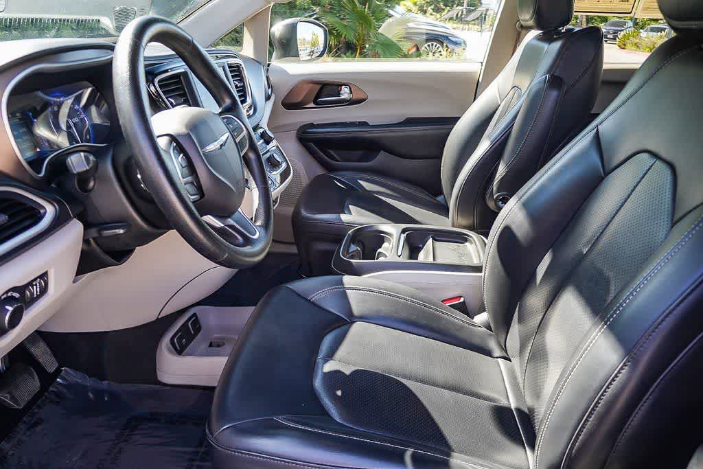 Thumbnail: 2020 Chrysler Voyager - 19