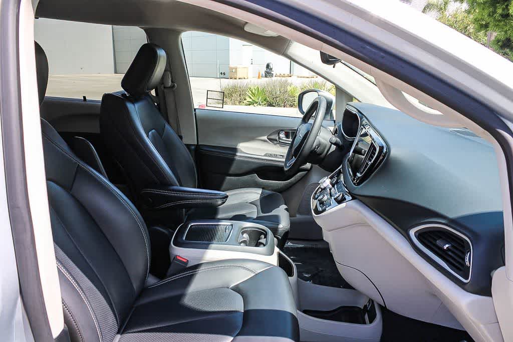 Thumbnail: 2023 Chrysler Pacifica - 16