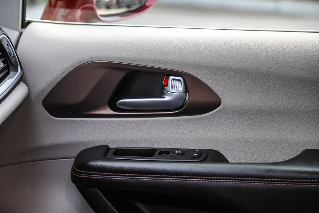 Thumbnail: 2019 Chrysler Pacifica - 21