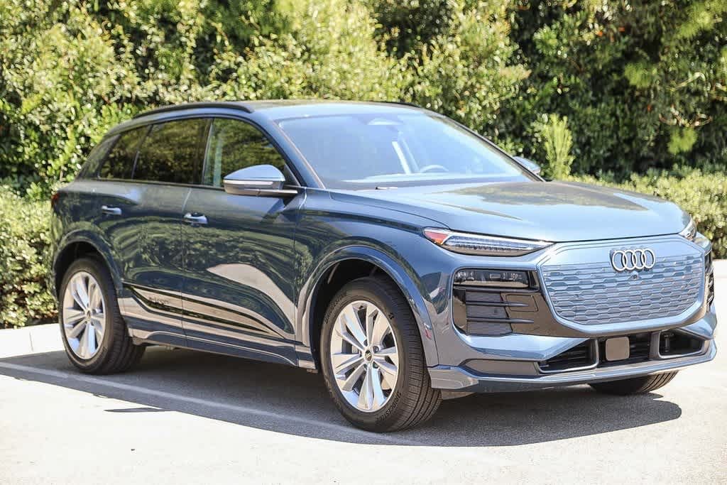 Thumbnail: 2025 Audi Q6 e-tron - 3