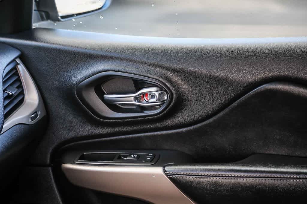 Thumbnail: 2018 Jeep Cherokee - 19