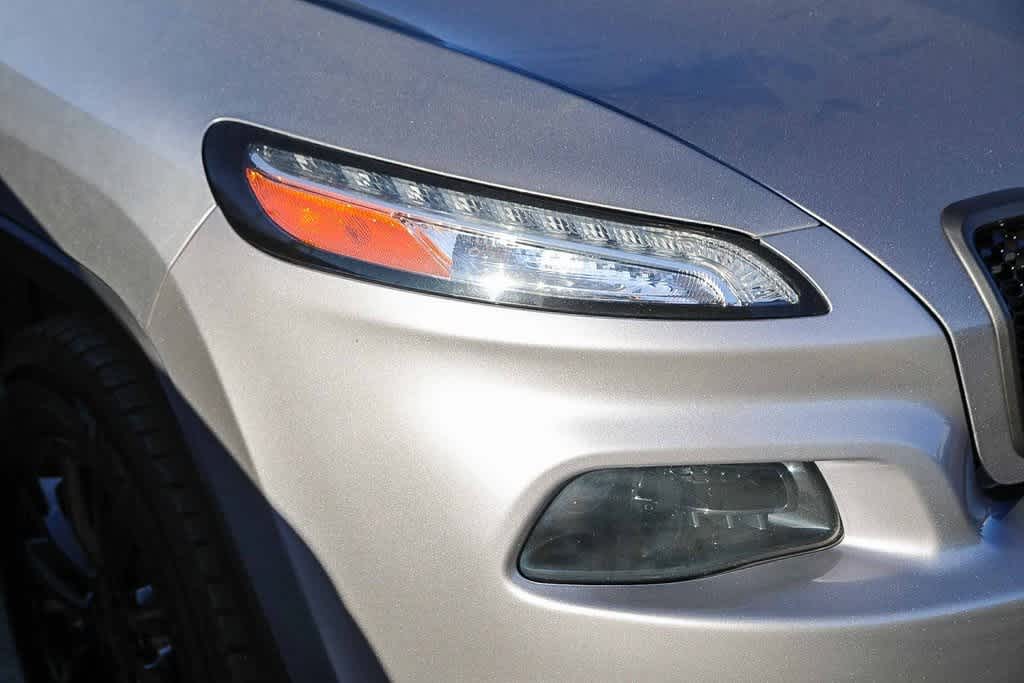 Thumbnail: 2018 Jeep Cherokee - 14