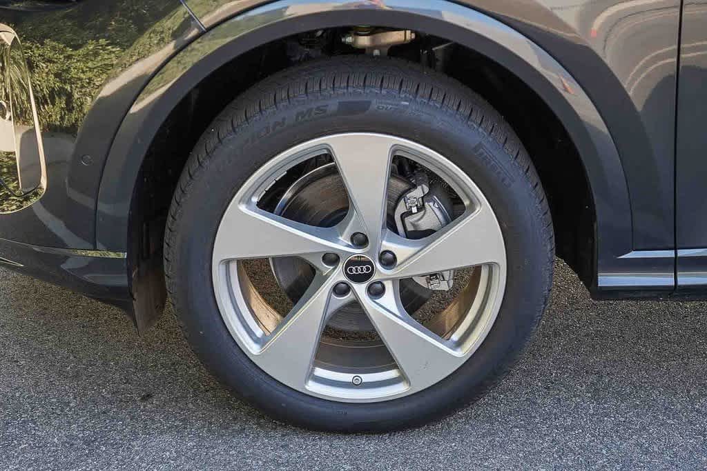 Thumbnail: 2025 Audi Q5 - 10