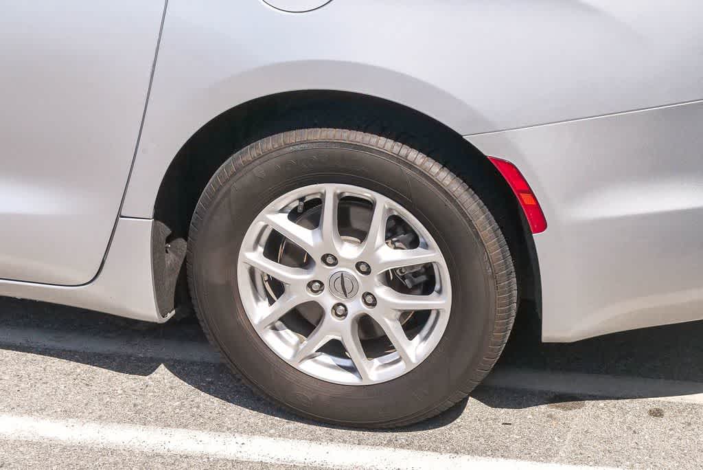 Thumbnail: 2023 Chrysler Pacifica - 9