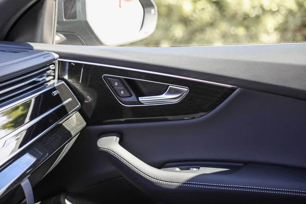 Thumbnail: 2025 Audi Q8 - 20