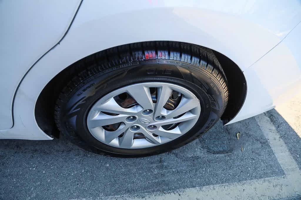 Thumbnail: 2017 Hyundai Elantra - 9