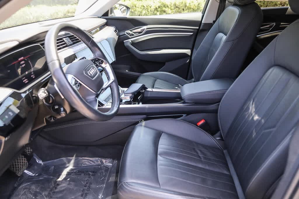 Thumbnail: 2022 Audi e-tron - 16