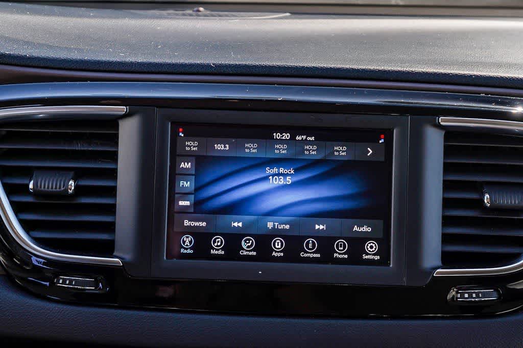 Thumbnail: 2020 Chrysler Voyager - 14