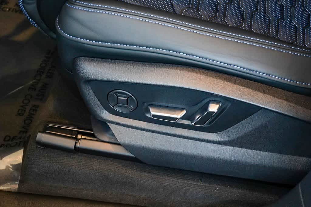 Thumbnail: 2026 Audi RS Q8 - 24