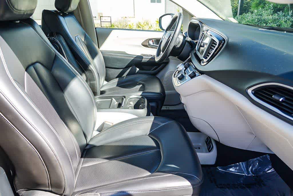 Thumbnail: 2020 Chrysler Voyager - 18