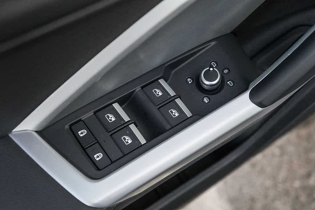 Thumbnail: 2025 Audi Q3 - 23