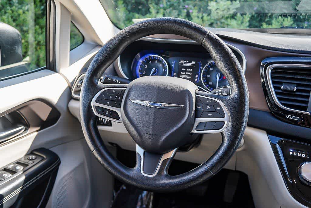 Thumbnail: 2020 Chrysler Voyager - 15