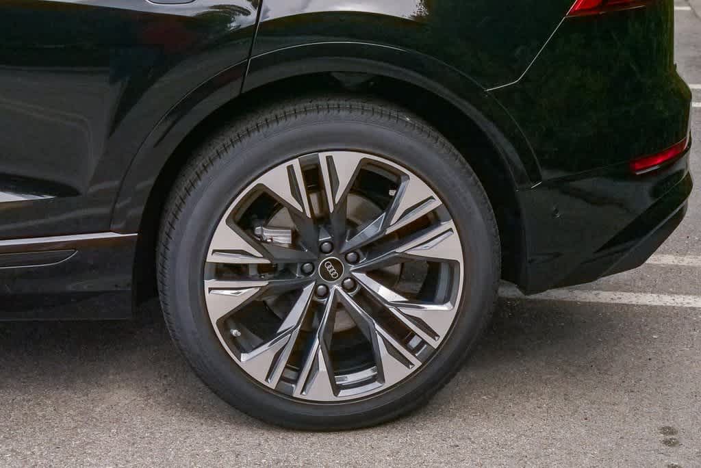 Thumbnail: 2026 Audi Q8 - 6