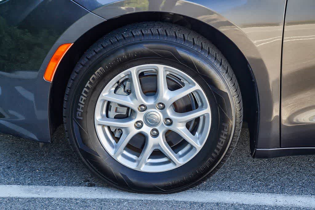 Thumbnail: 2020 Chrysler Voyager - 10