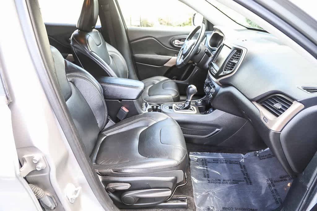 Thumbnail: 2018 Jeep Cherokee - 14