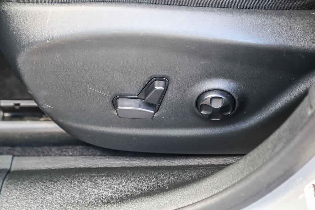 Thumbnail: 2018 Jeep Cherokee - 17