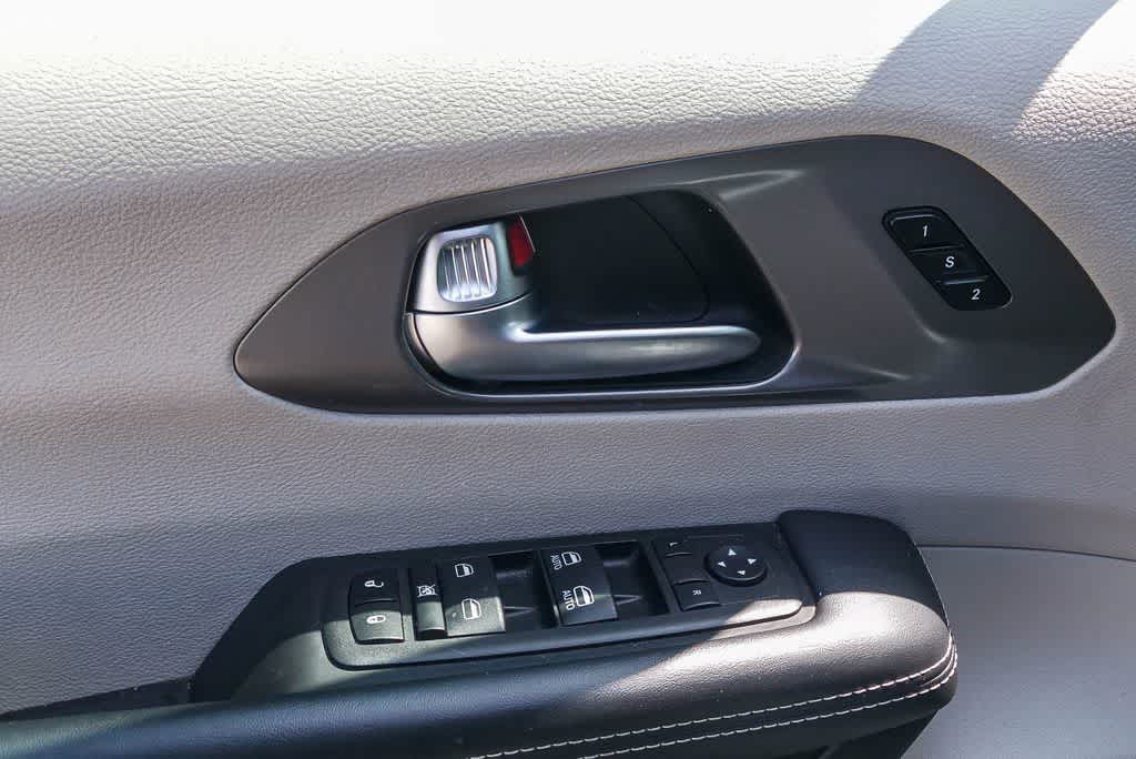 Thumbnail: 2023 Chrysler Pacifica - 19