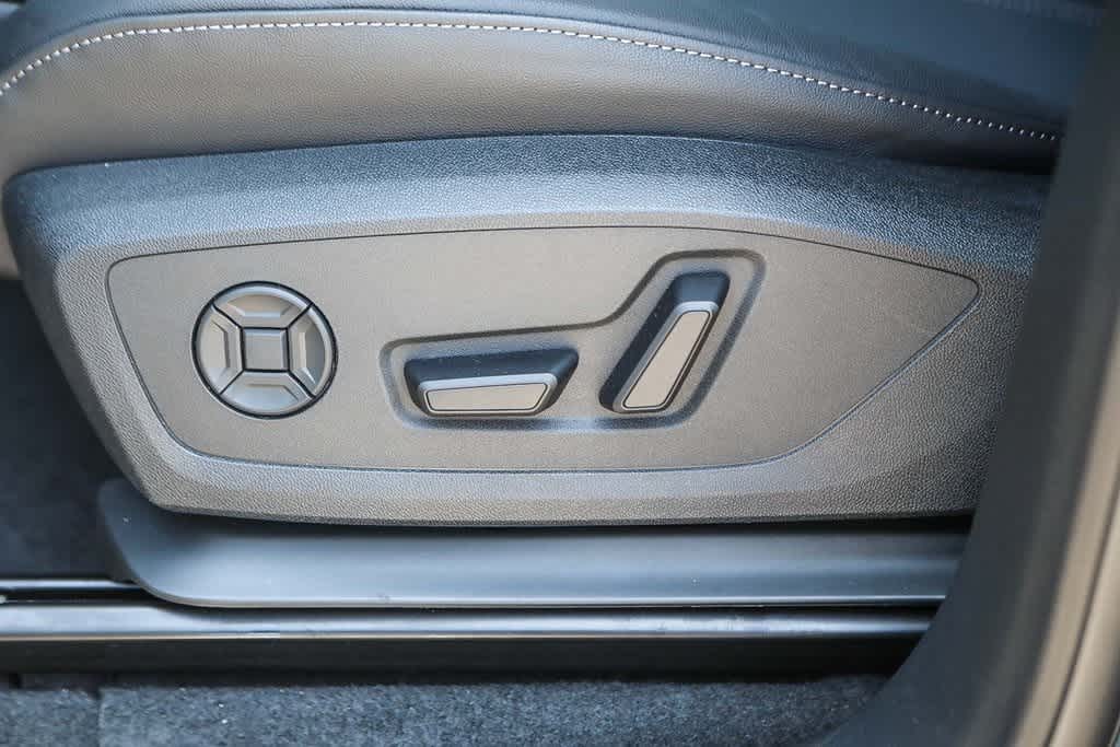 Thumbnail: 2025 Audi Q6 e-tron - 18
