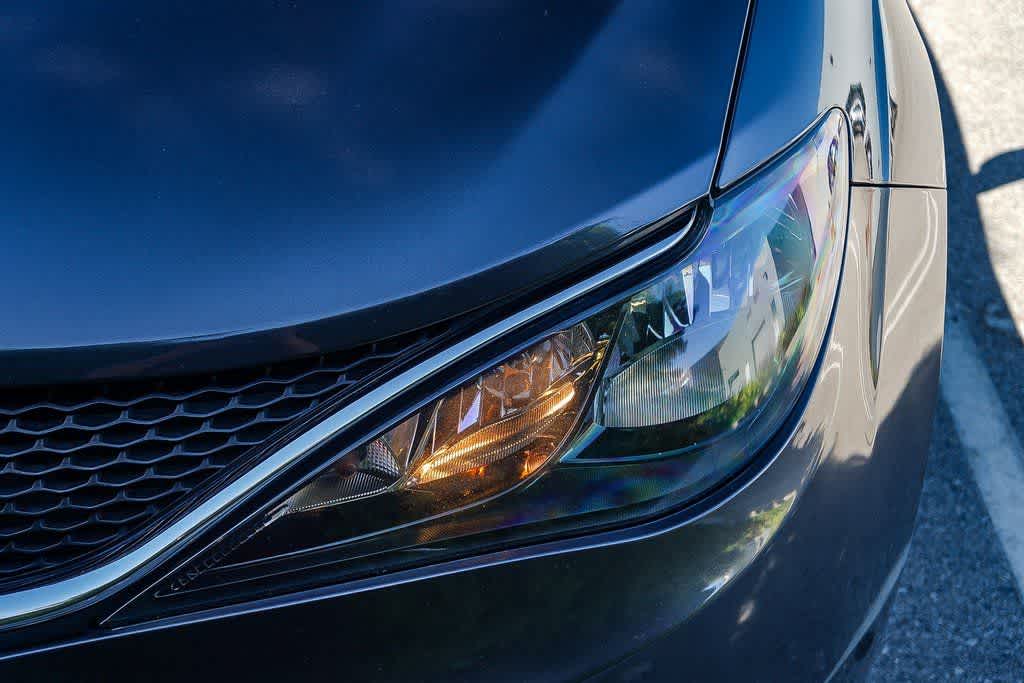 Thumbnail: 2020 Chrysler Voyager - 8