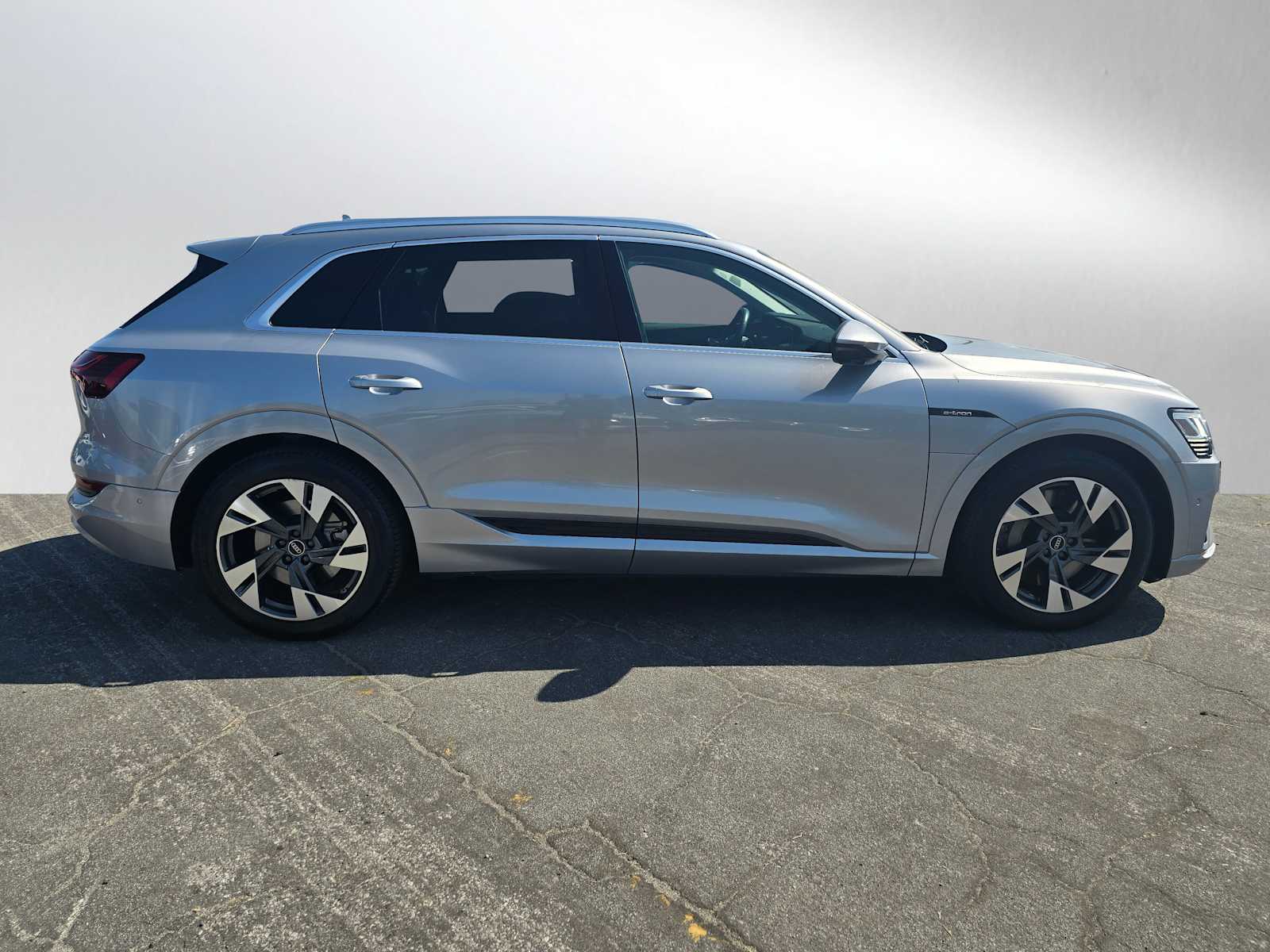 2022 Audi e-tron Premium Plus photo 2