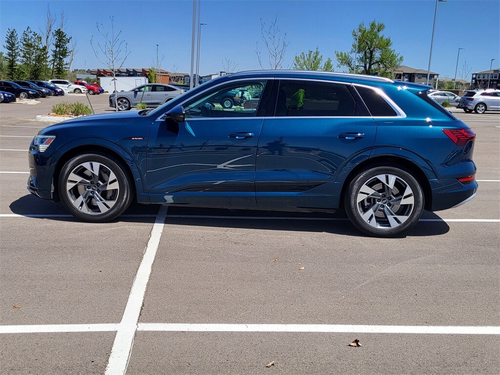 2022 Audi e-tron Premium Plus photo 2