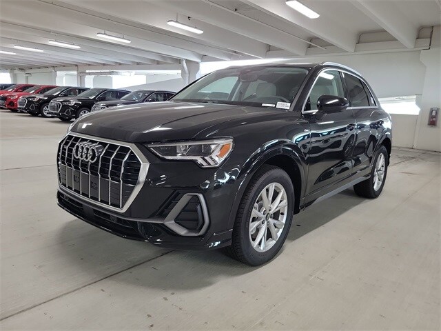 2025 Audi Q3 45 TFSI S line Premium Plus photo 4