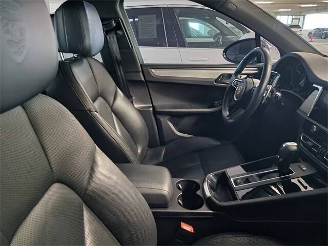 2022 Porsche Macan Base photo 3