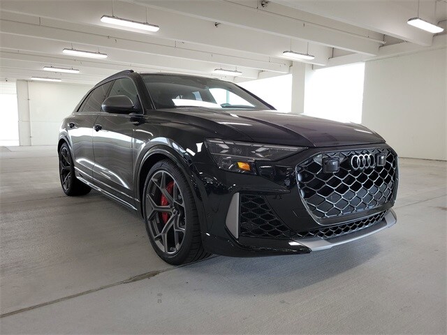 2025 Audi RS Q8 photo 2