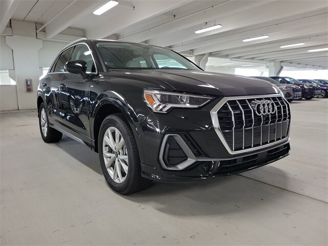 2025 Audi Q3 45 TFSI S line Premium Plus photo 2