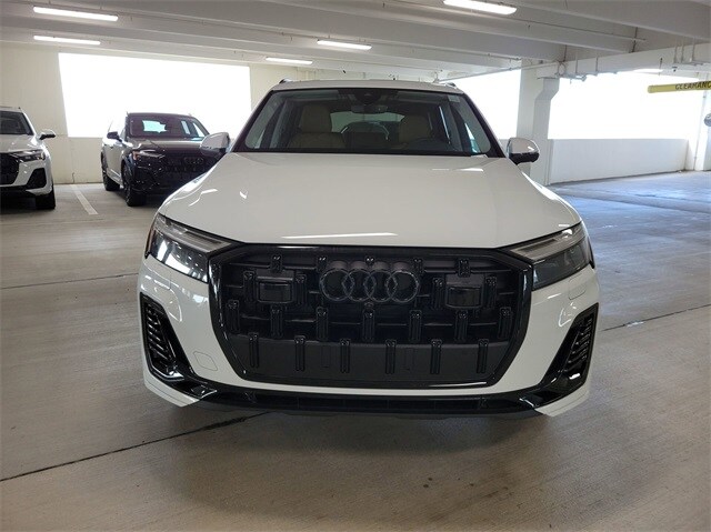 2025 Audi Q7 55 Premium Plus photo 3